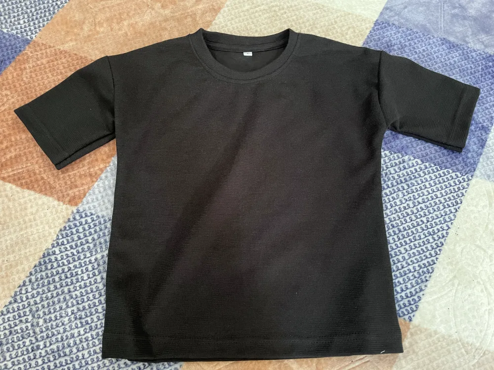 Kaos polos hitam pola oversized drop shoulder bahan heavy cotton 16s