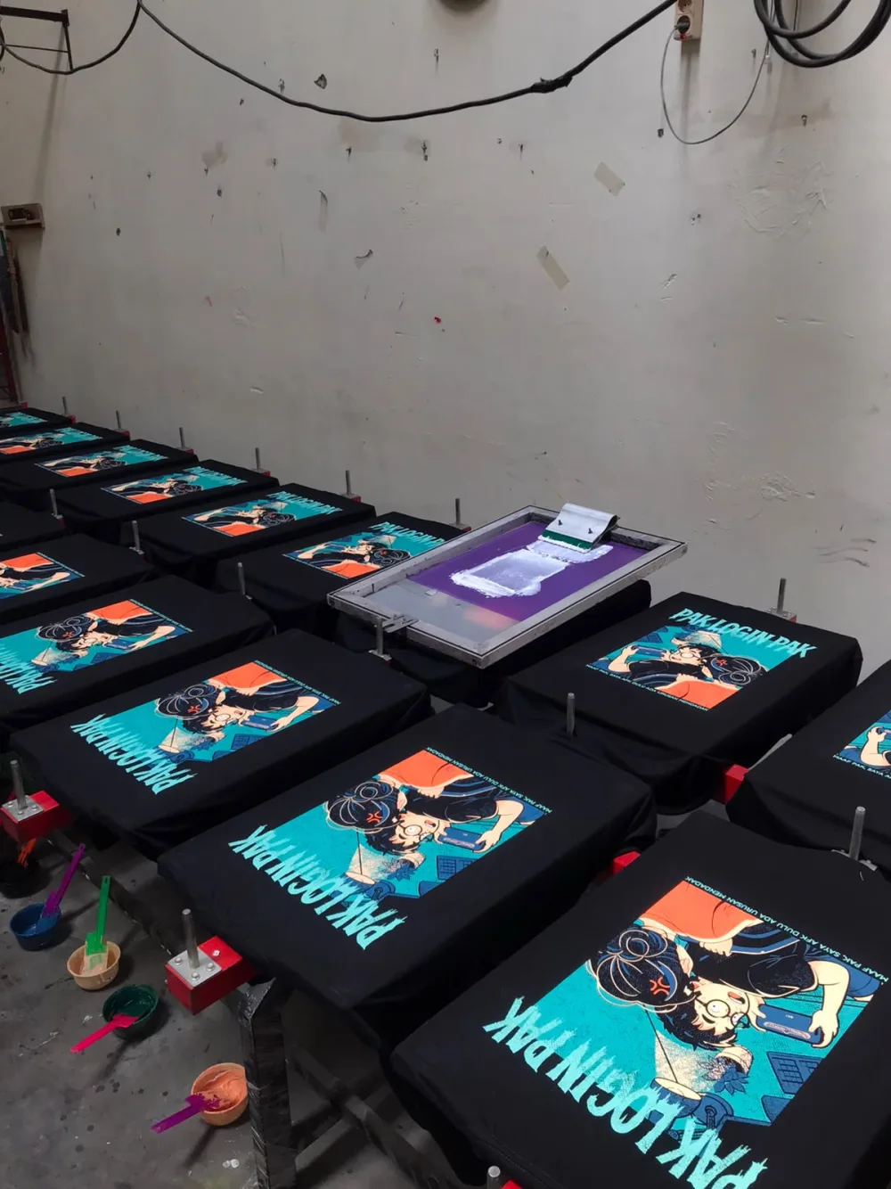 Proses sablon plastisol kaos Pak Login Pak di meja produksi
